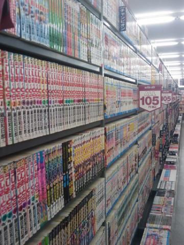Les rayons manga d'un BOOKOFF.